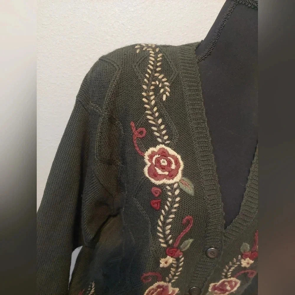 Vintage Floral embroidered Cardigan sweater Green Red  M Whimsical Classic
